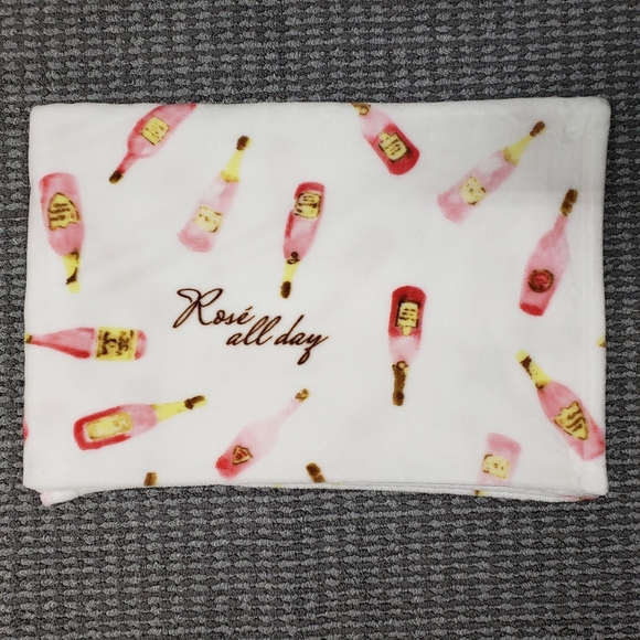 Maison Jules Plush Throw Blanket 70 x 49 Rose All Day Cozy Girls Night Out - Picture 3 of 10